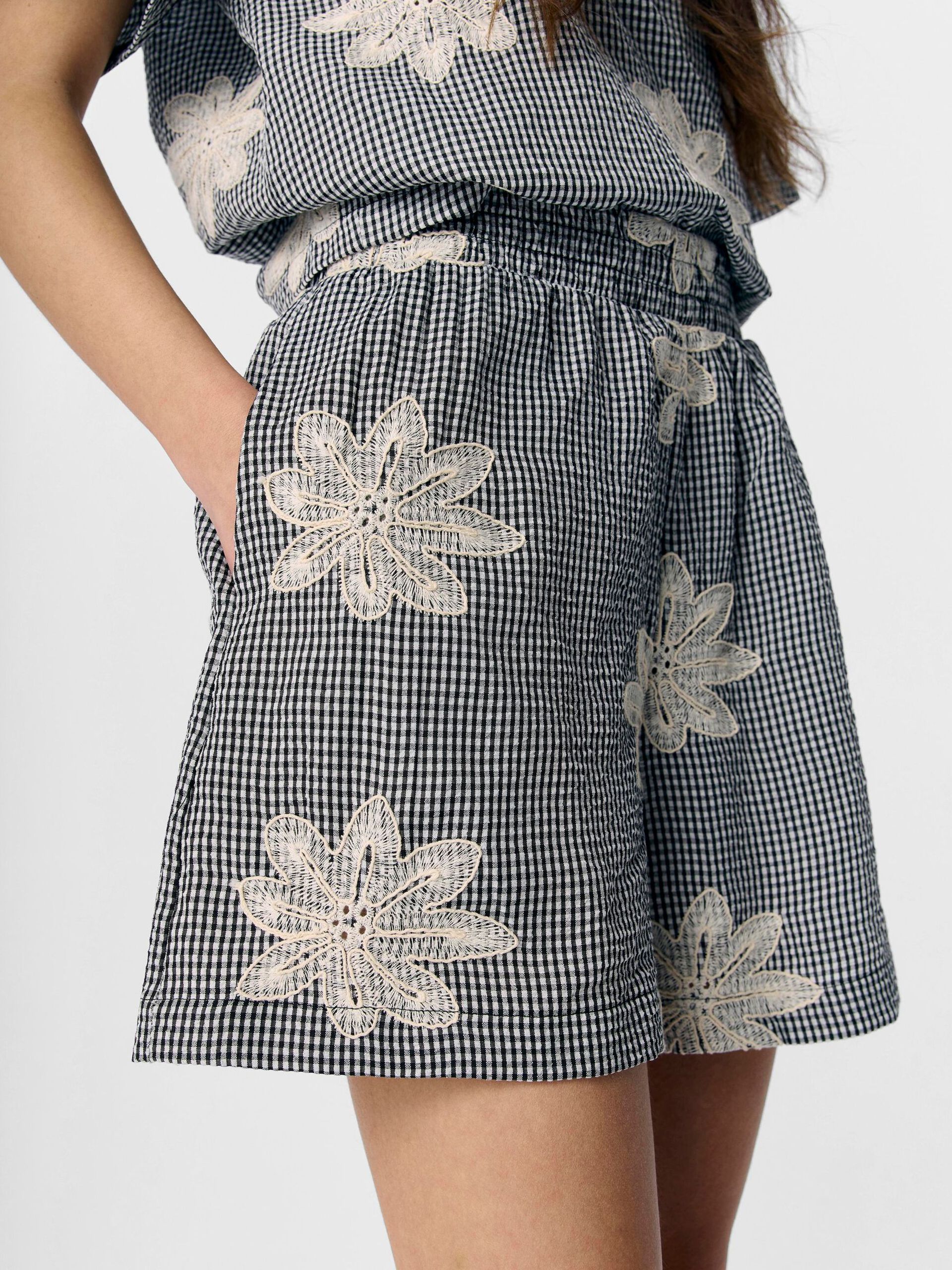 Carousel image - EMBROIDERED SHORTS, Black | 5