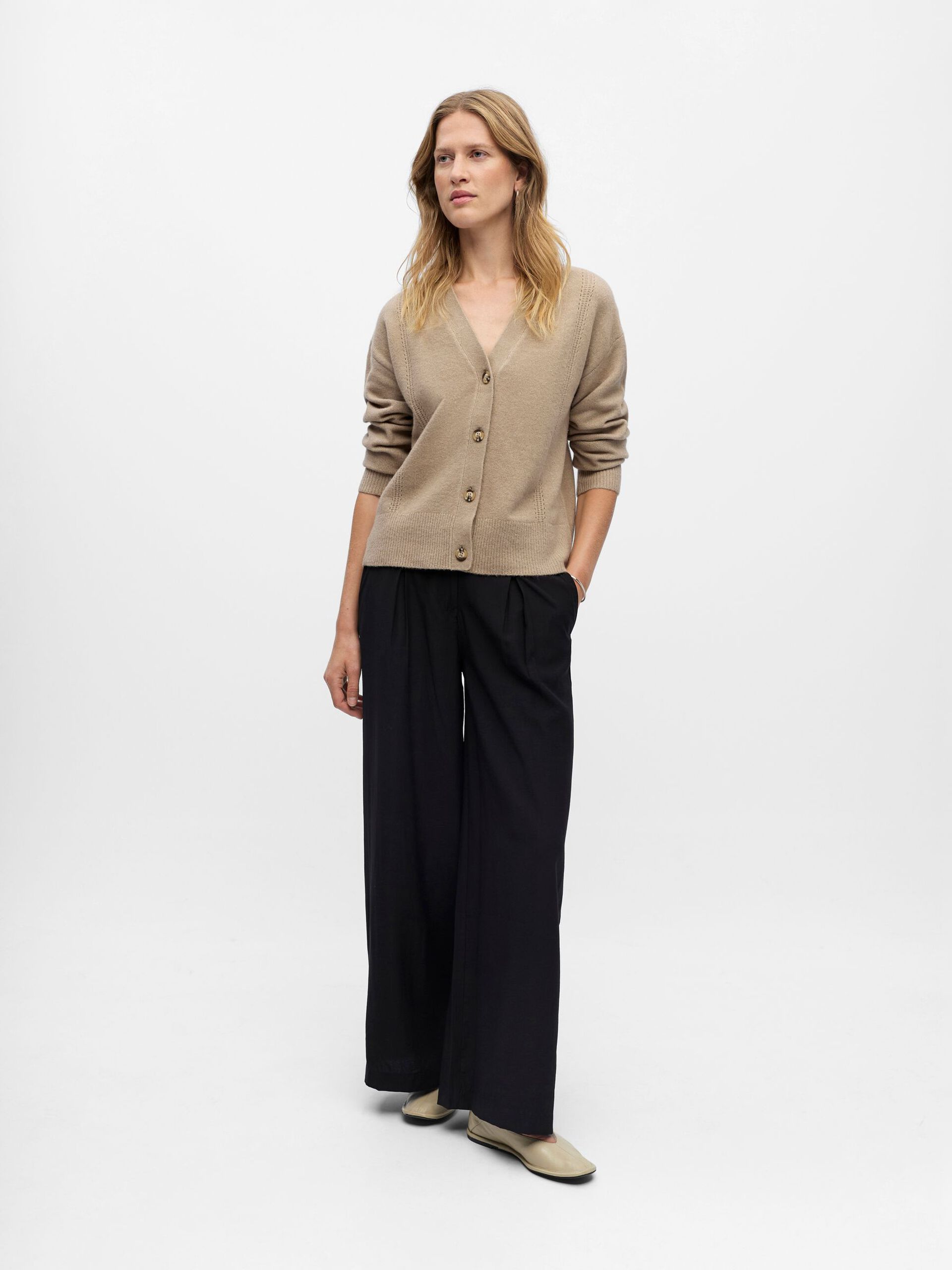 Carousel image - GEKNÖPFTER V-AUSSCHNITT STRICKJACKE, Desert Taupe | 4