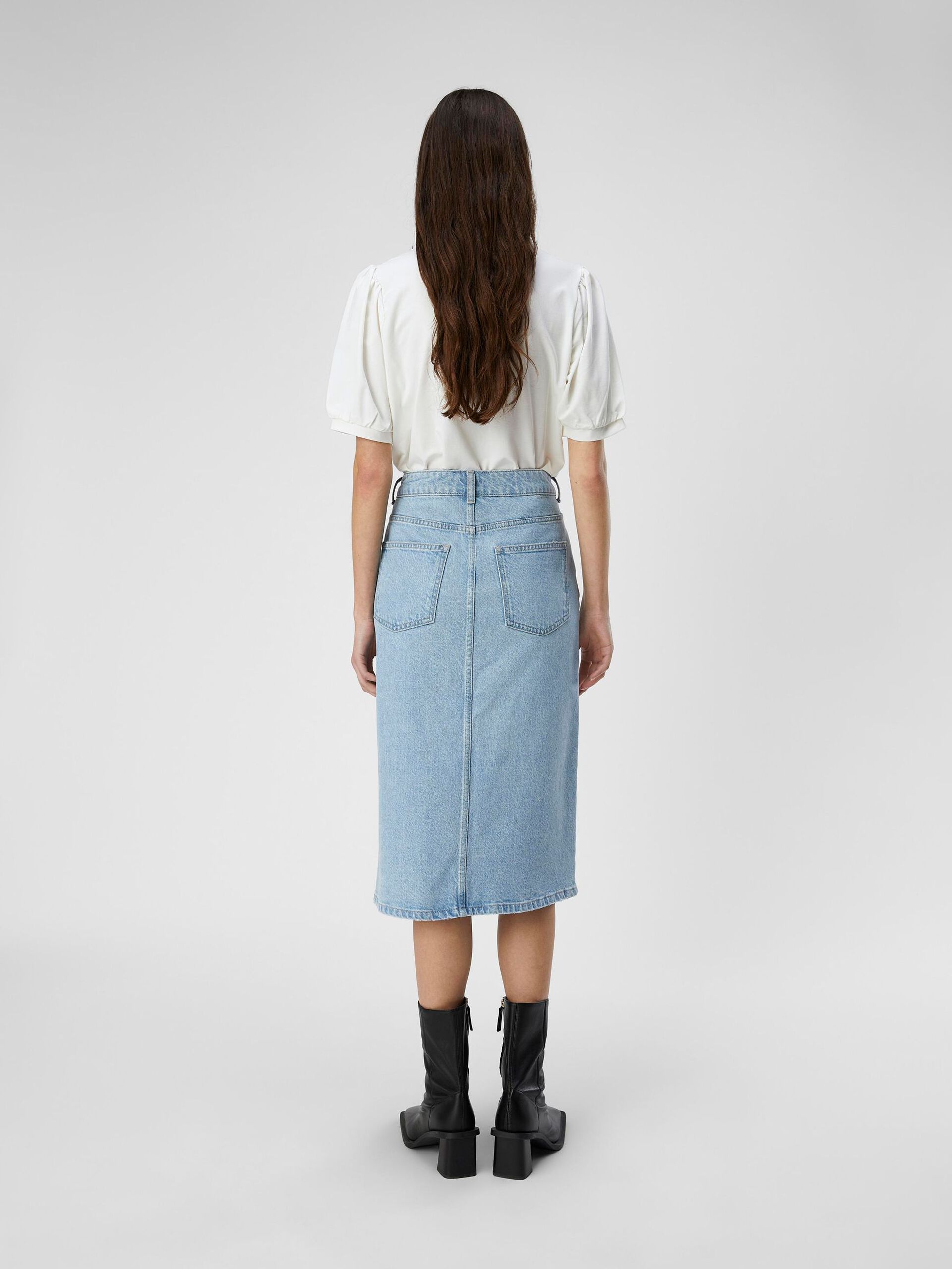 Carousel image - V-NECK T-SHIRT, Cloud Dancer | 3