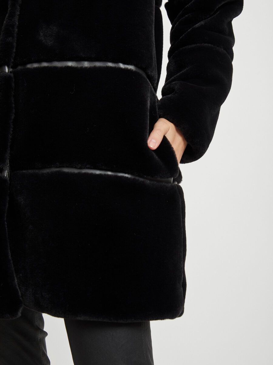 Carousel image - H&Oslash;JHALSET IMITERET PELS JAKKE, Black | 7