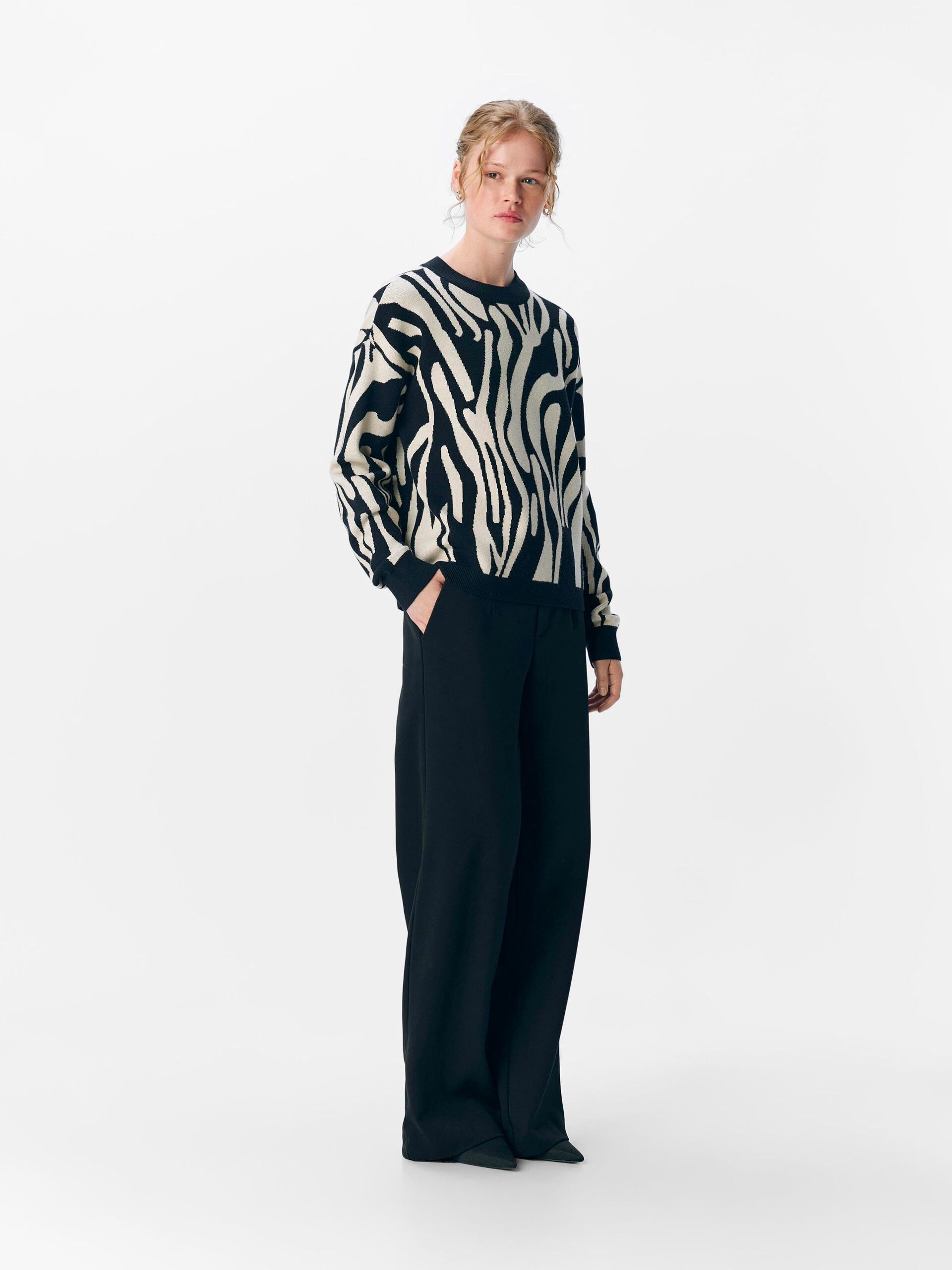 Carousel image - STRIKKET PULLOVER, Black | 3