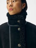 Product image thumbnail - IMITERET FÅREULD JAKKE, Black | 5