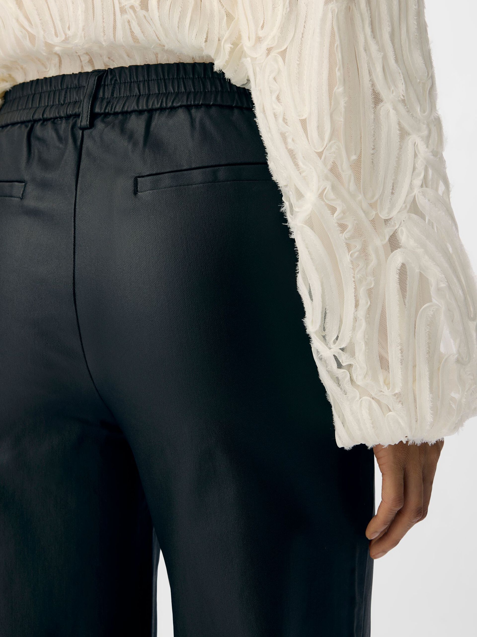 Carousel image - BESCHICHTETE HOSE MIT WEITEM BEIN, Black | 5