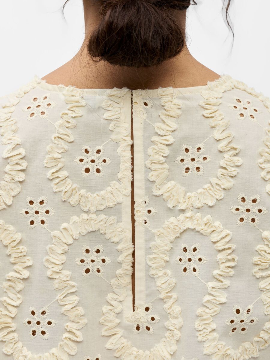 Carousel image - GEBORDUURD TOP MET POFMOUWEN, Cloud Dancer | 5