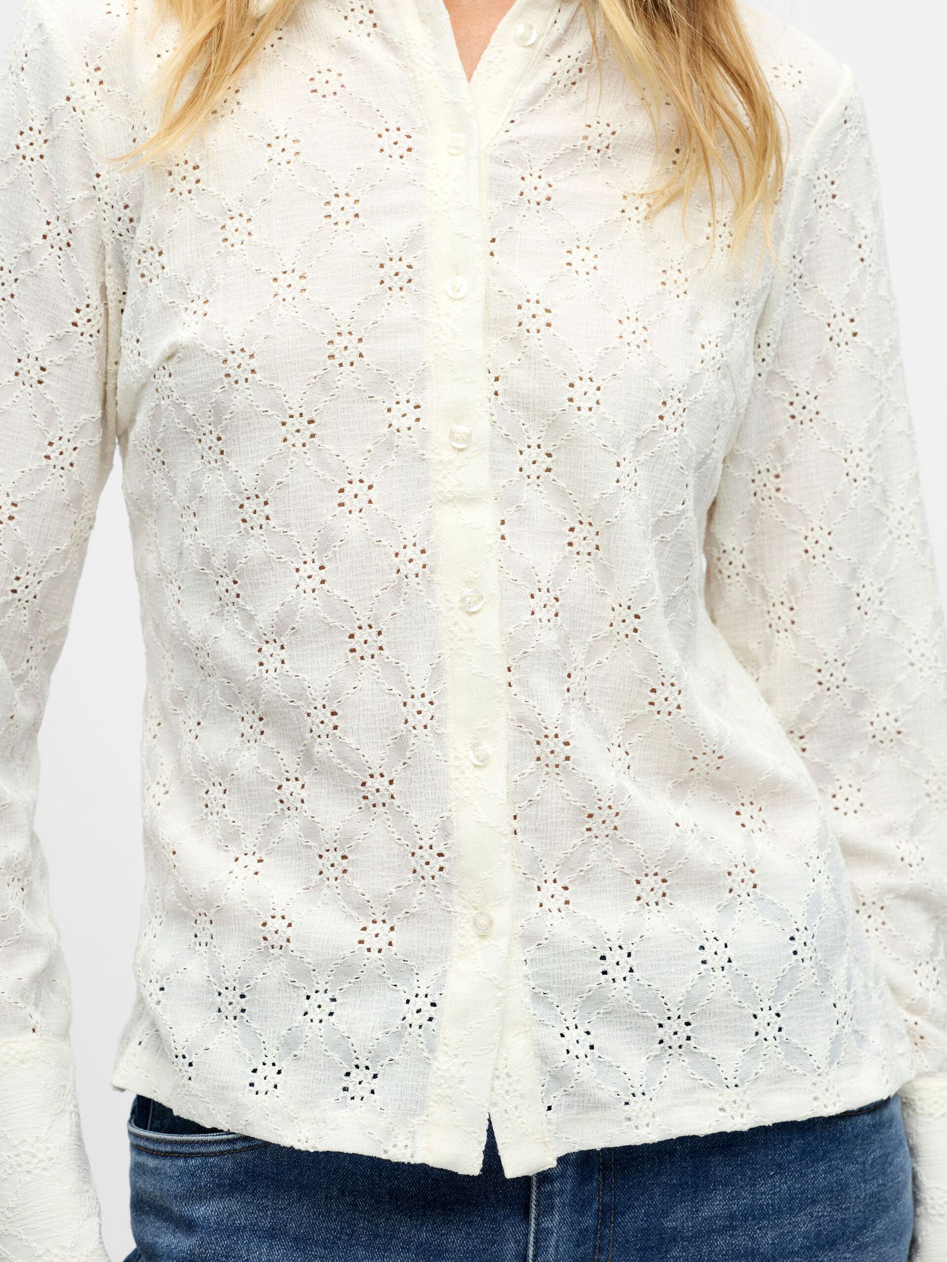 Carousel image - BRODERIE ANGLAISE SKJORTE, Cloud Dancer | 5
