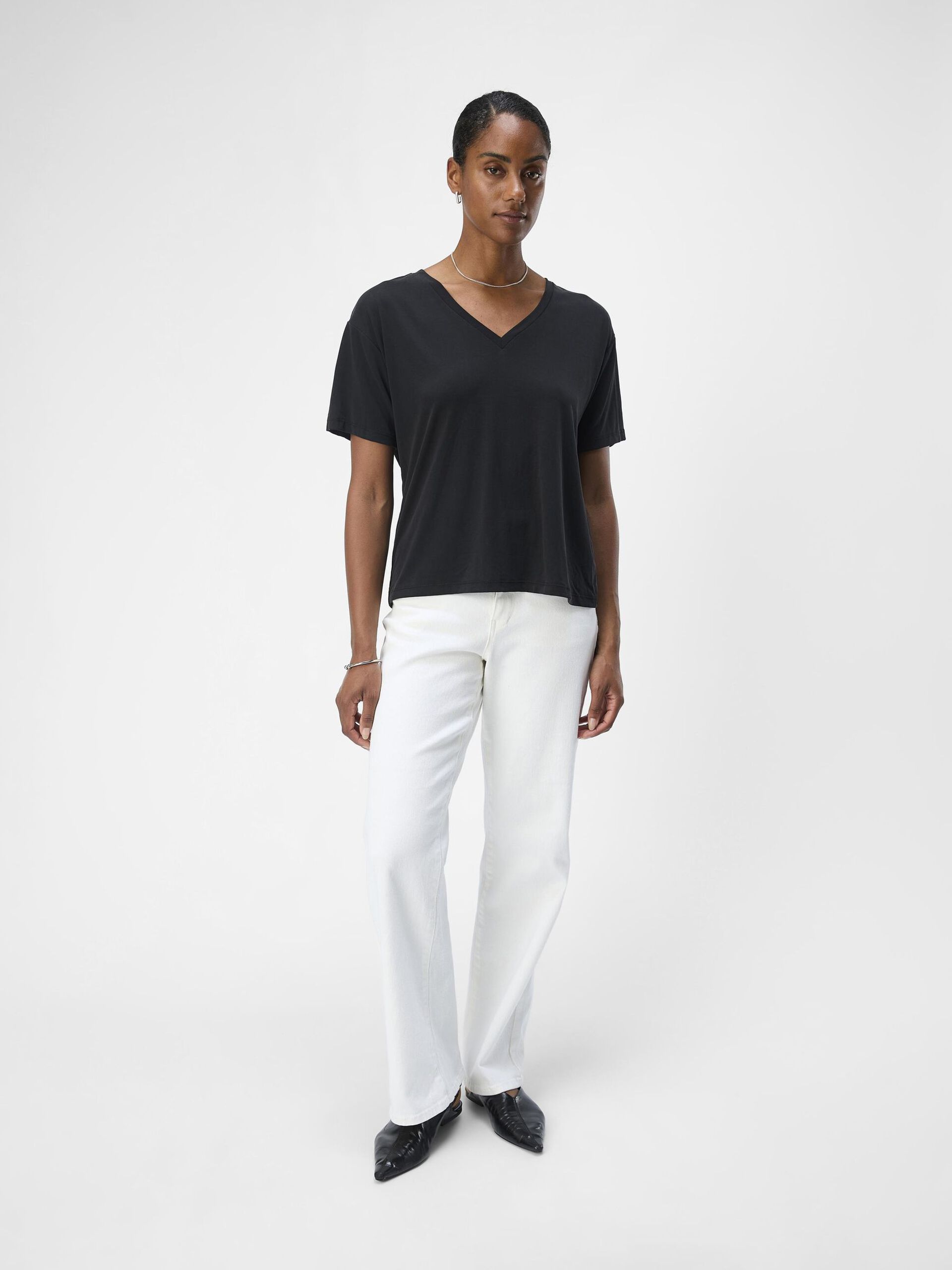 Carousel image - V-RINGNING T-SHIRT, Black | 4